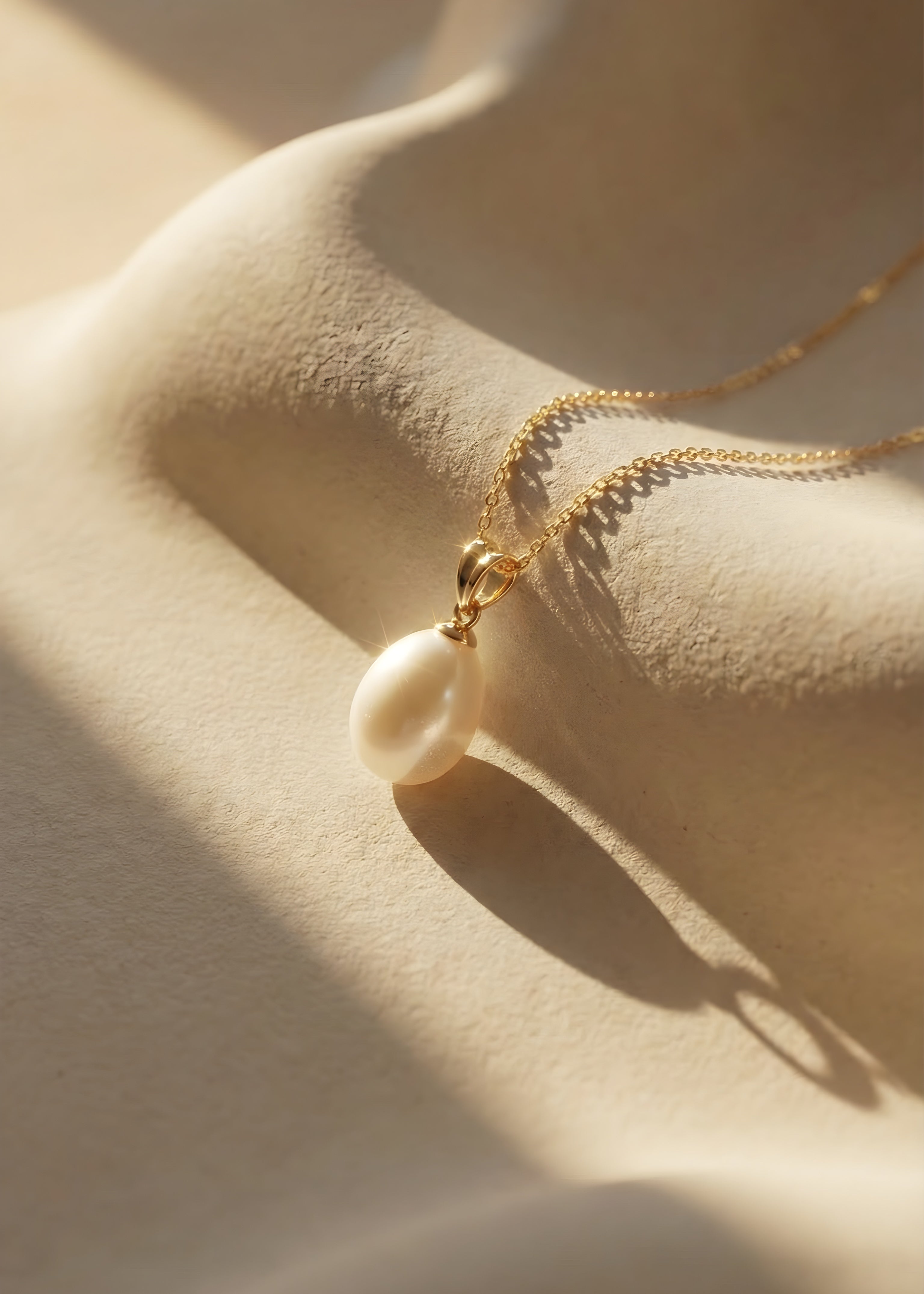Pandantiv Aur 14K cu Perlă Naturală Albă Lacrimă 8-9mm — Amira detaliu - pandantiv perla naturala aur 14K - Royal Pearls