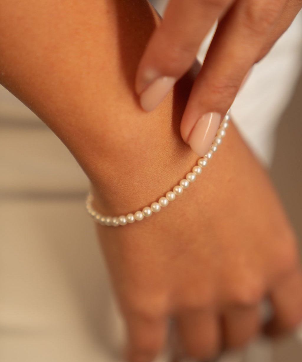 Detaliu brățară fină cu perle naturale de cultură albe