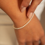 Detaliu brățară fină cu perle naturale de cultură albe