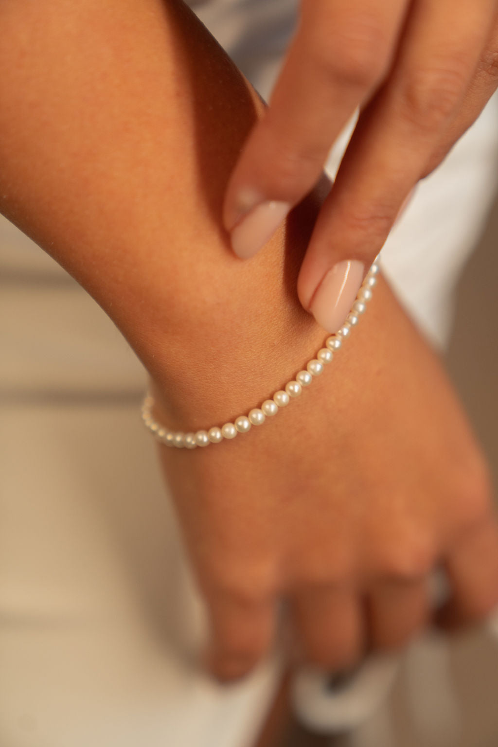 Detaliu brățară fină cu perle naturale de cultură albe