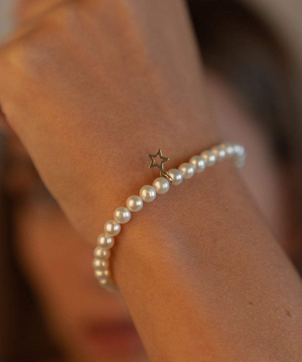 Brățară cu perle naturale de cultură albe, 5–5,5 mm, purtată pe încheietură