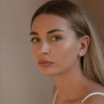Cercei tip stud cu perle de apă dulce roz și aur de 14 carate culoarea galben purtați de model