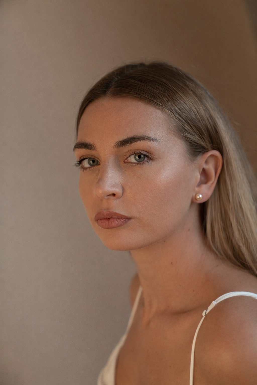 Cercei tip stud cu perle de apă dulce roz și aur de 14 carate culoarea galben purtați de model