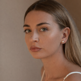 Cercei tip stud cu perle de apă dulce roz și aur de 14 carate culoarea galben purtați de model