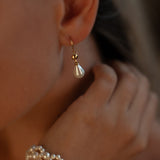 Cercei din aur 14K cu perle de cultură albe 8–8,5 mm în formă lacrimă — Elisabeth