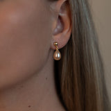 Cercei stud lung din aur 14K cu perle de cultură roz — Anastasia