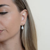 Cercei stud lung din aur 14K cu perle de cultură albe 8–8,5 mm în formă lacrimă — Lady D