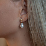 Cercei stud lung din aur 14K cu perle de cultură albe 8–8,5 mm în formă lacrimă — Lady D