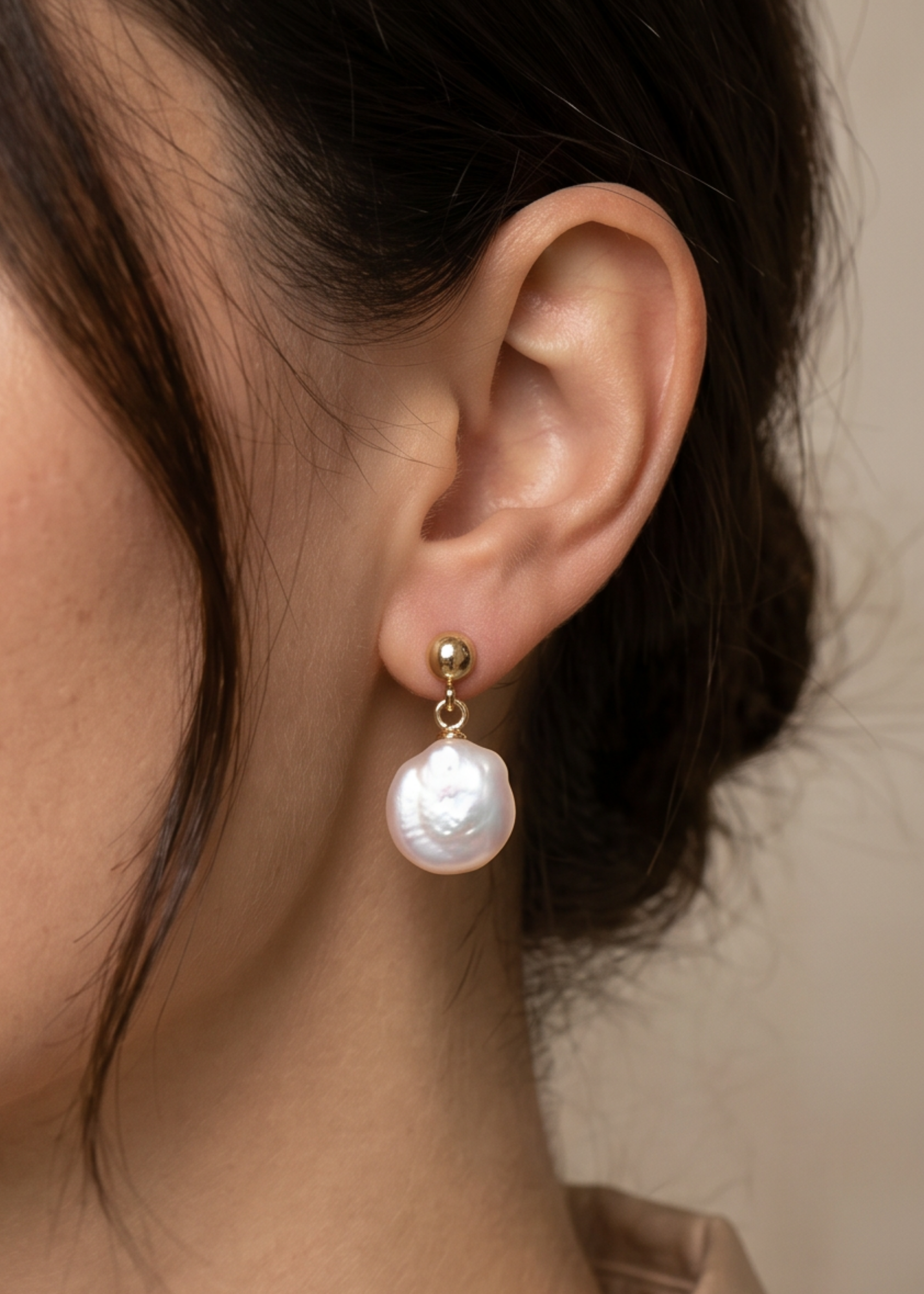 Cercei Aur 14K cu Perlă Keshi Rotundă — Alba detaliu - cercei perle naturale aur 14K - Royal Pearls