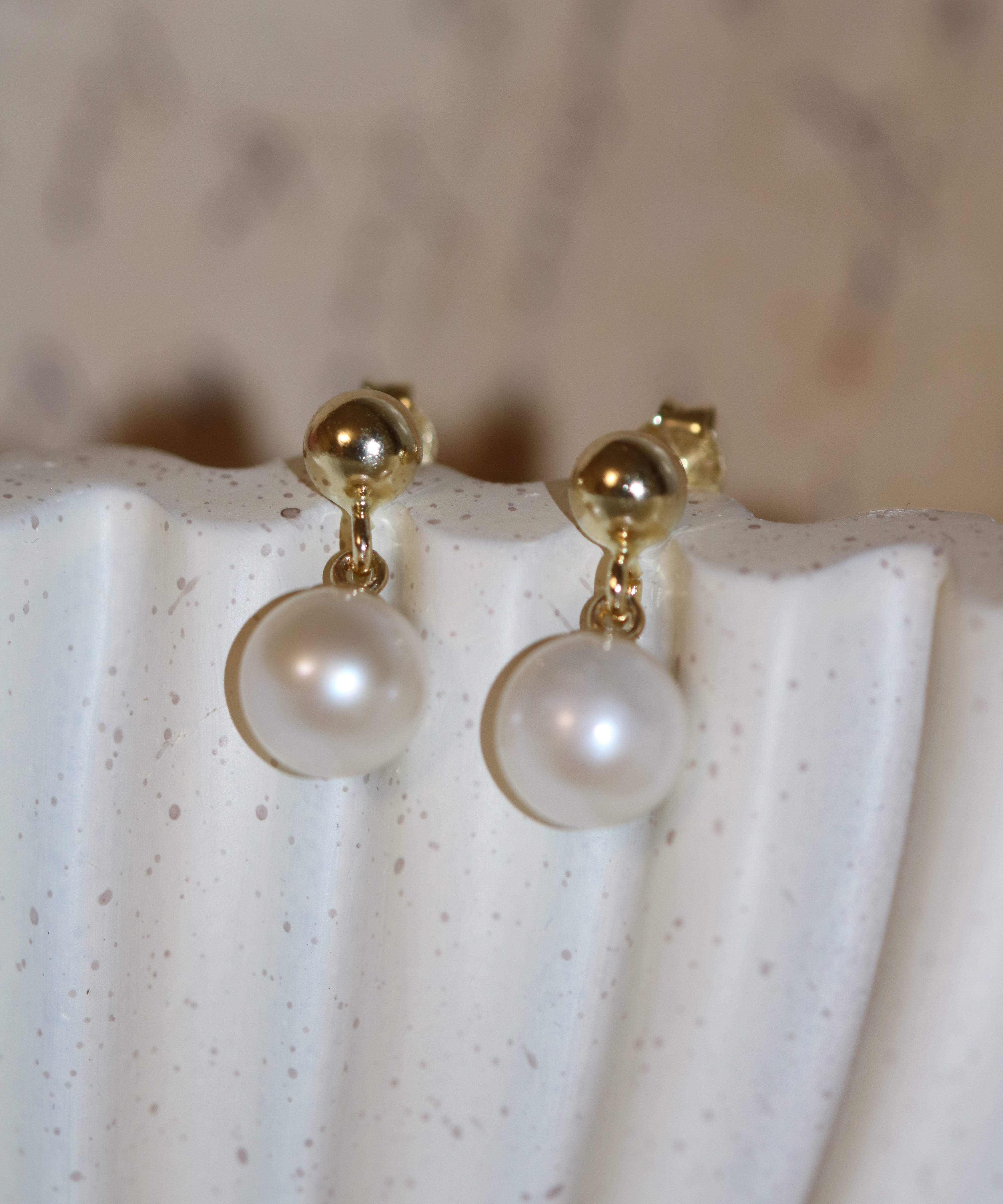 Cercei din aur 14K galben cu tijă si perle de cultură 8 mm albe — Anne