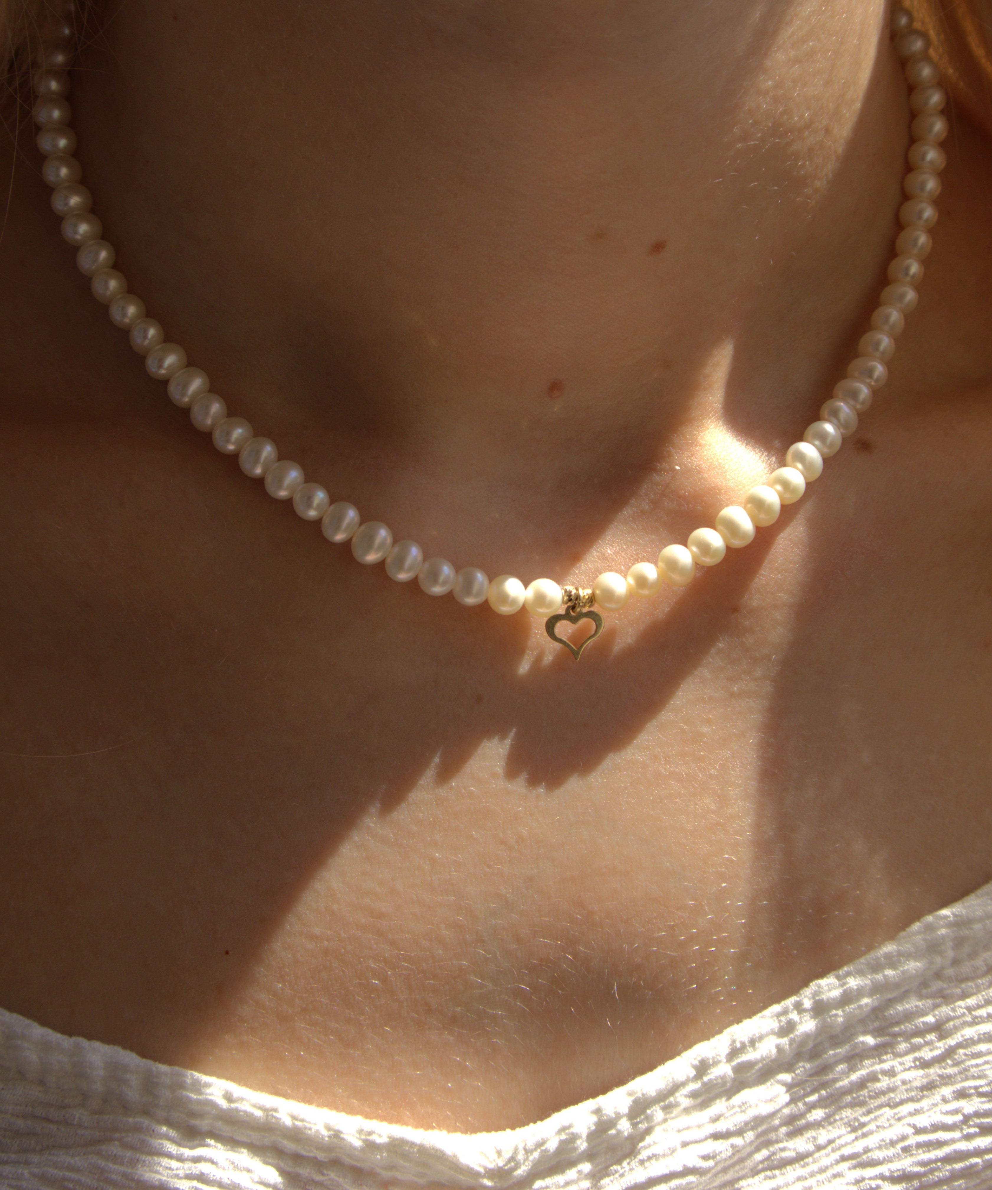 Colier cu perle naturale albe și inimă din aur 14K - Amour Pearl