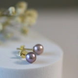 Cercei stud din aur 14K cu perle de cultură mov 5.5–6 mm