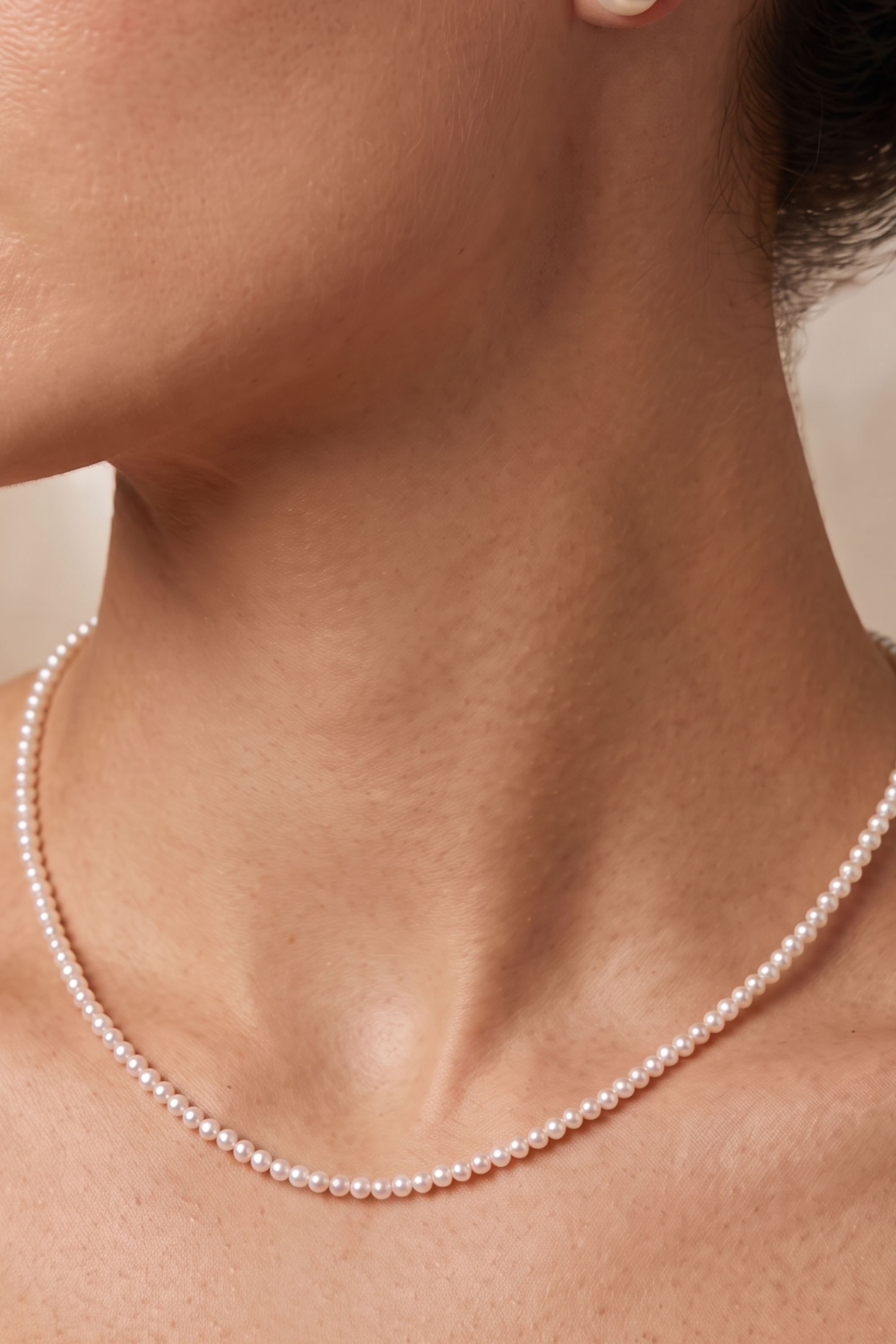 Colier Aur 14K cu Perle Naturale Albe 3mm AAA — Petite Pearl unghi lateral - colier perle naturale aur 14K - Royal Pearls
