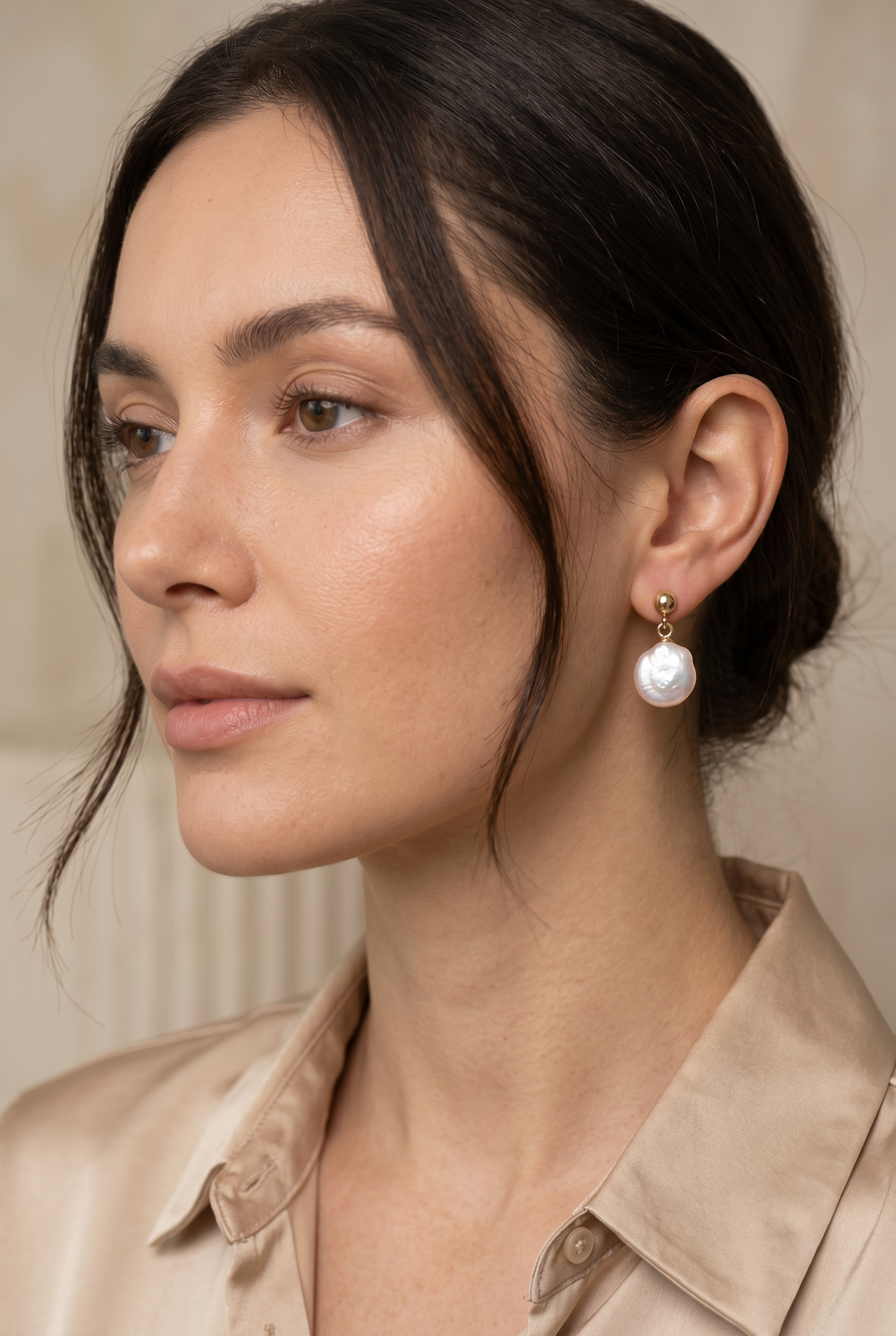 cercei perle keshi naturale albe rotunde aur 14k lifestyle - alba - royal pearls