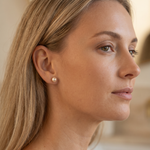 cercei stud perle naturale champagne 7-8mm aur 14k lifestyle - royal pearls