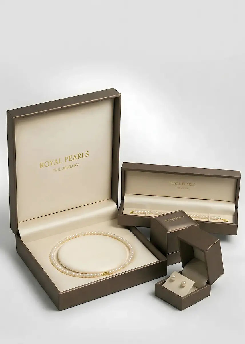 Tipuri de cutii oferite pentru ambalarea bijuteriilor cu perle royal Pearls confecționate din piele vegana la exterior și material moale de microfibră la interior pentru protecția perlelor