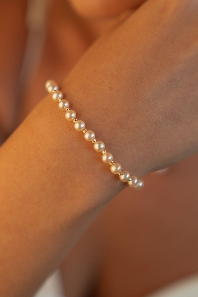 Brățară cu perle naturale de cultură roz și aur 14K galben, purtată pe încheietură