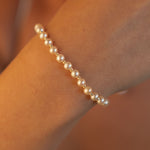 Brățară cu perle naturale de cultură roz și aur 14K galben, purtată pe încheietură