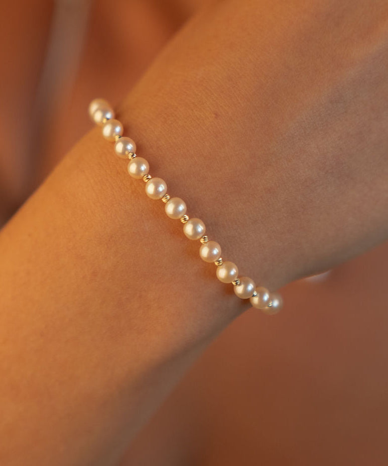 Brățară cu perle naturale de cultură roz și aur 14K galben, purtată pe încheietură