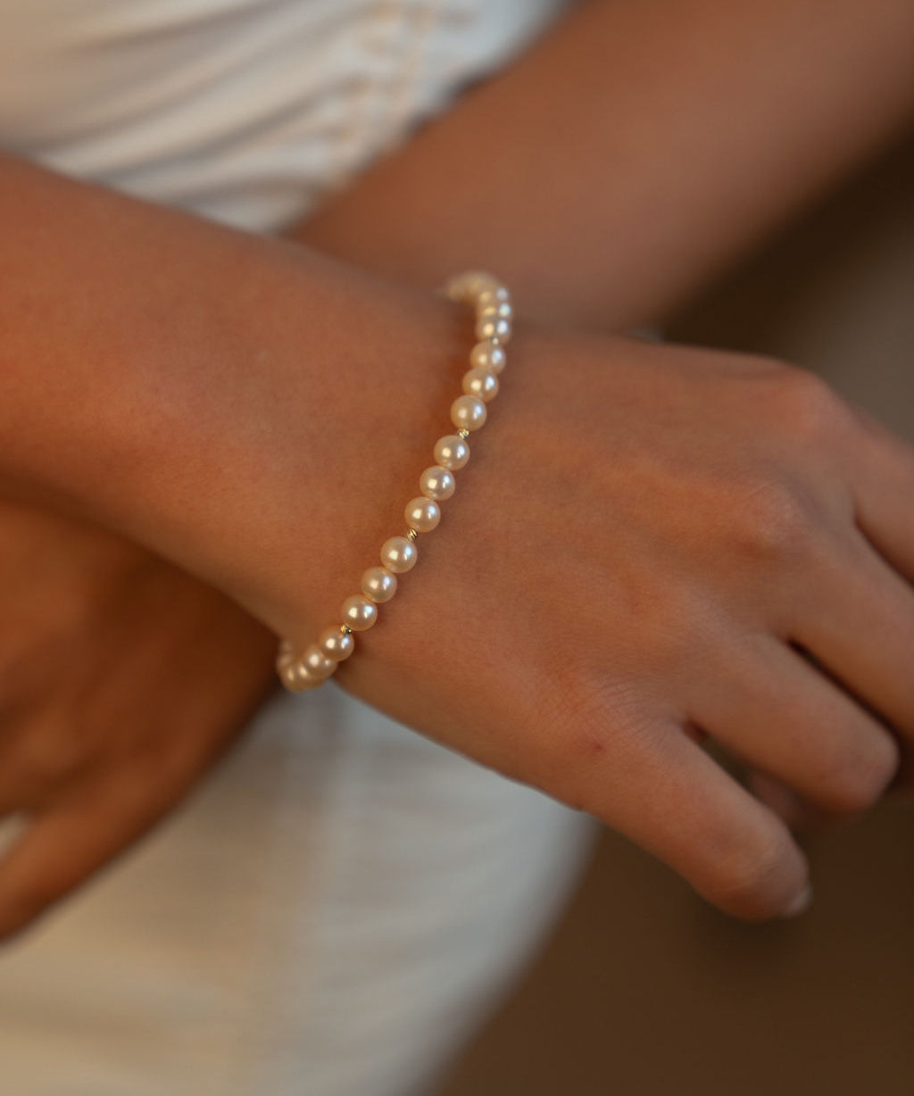 Brățară cu perle naturale de cultură roz și aur 14K galben, purtată pe încheietură