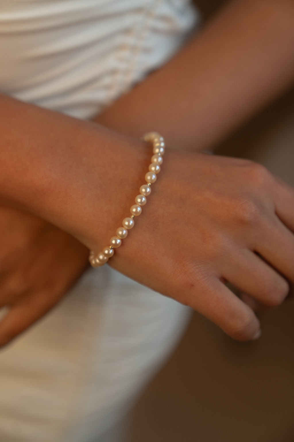 Brățară cu perle naturale de cultură roz și aur 14K galben, purtată pe încheietură