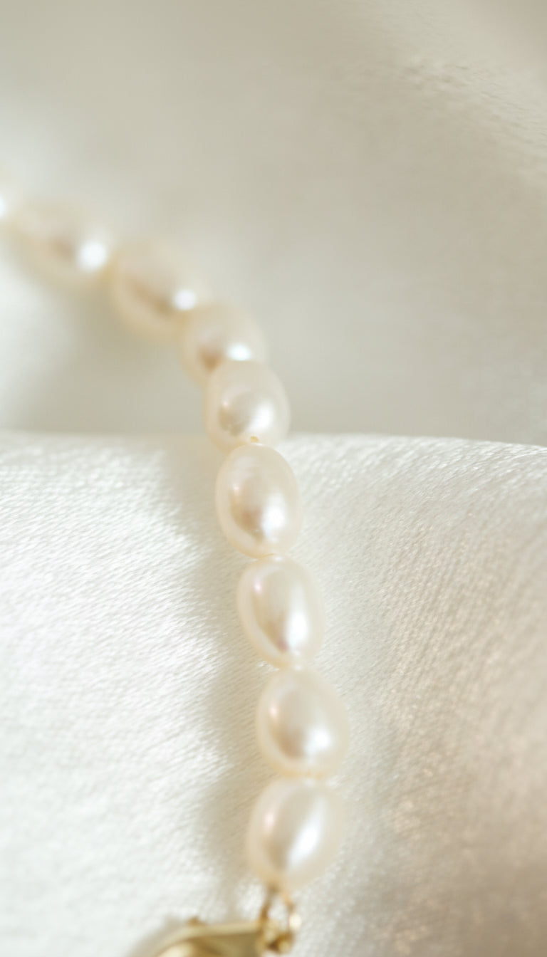 Closeup perle naturale de cultură albe rice shape pe brățară