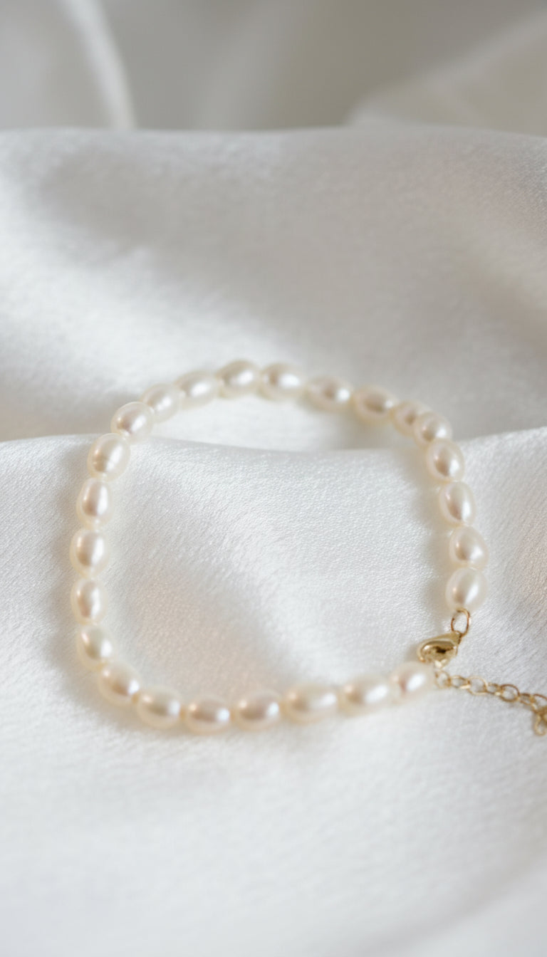 Detaliu perle naturale de cultură albe rice shape pe brățară