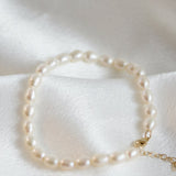 Detaliu perle naturale de cultură albe rice shape pe brățară