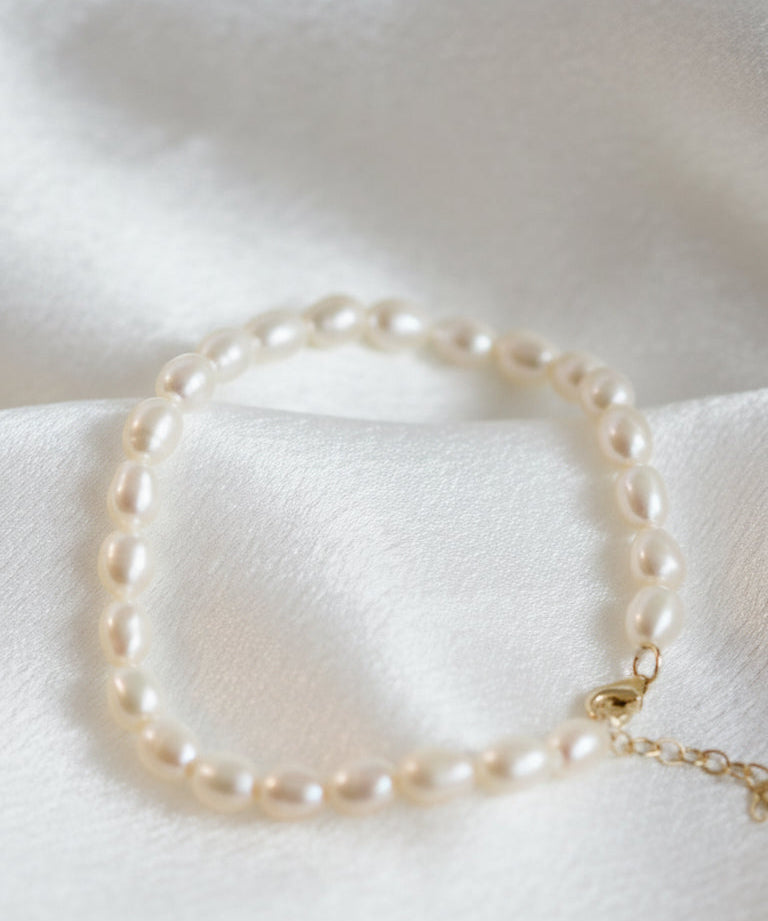 Detaliu perle naturale de cultură albe rice shape pe brățară