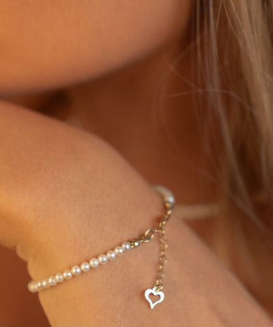 Brățară cu perle naturale de cultură albe, 3–3,5 mm, purtată