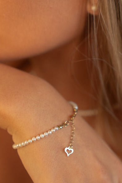 Brățară cu perle naturale de cultură albe, 3–3,5 mm, purtată