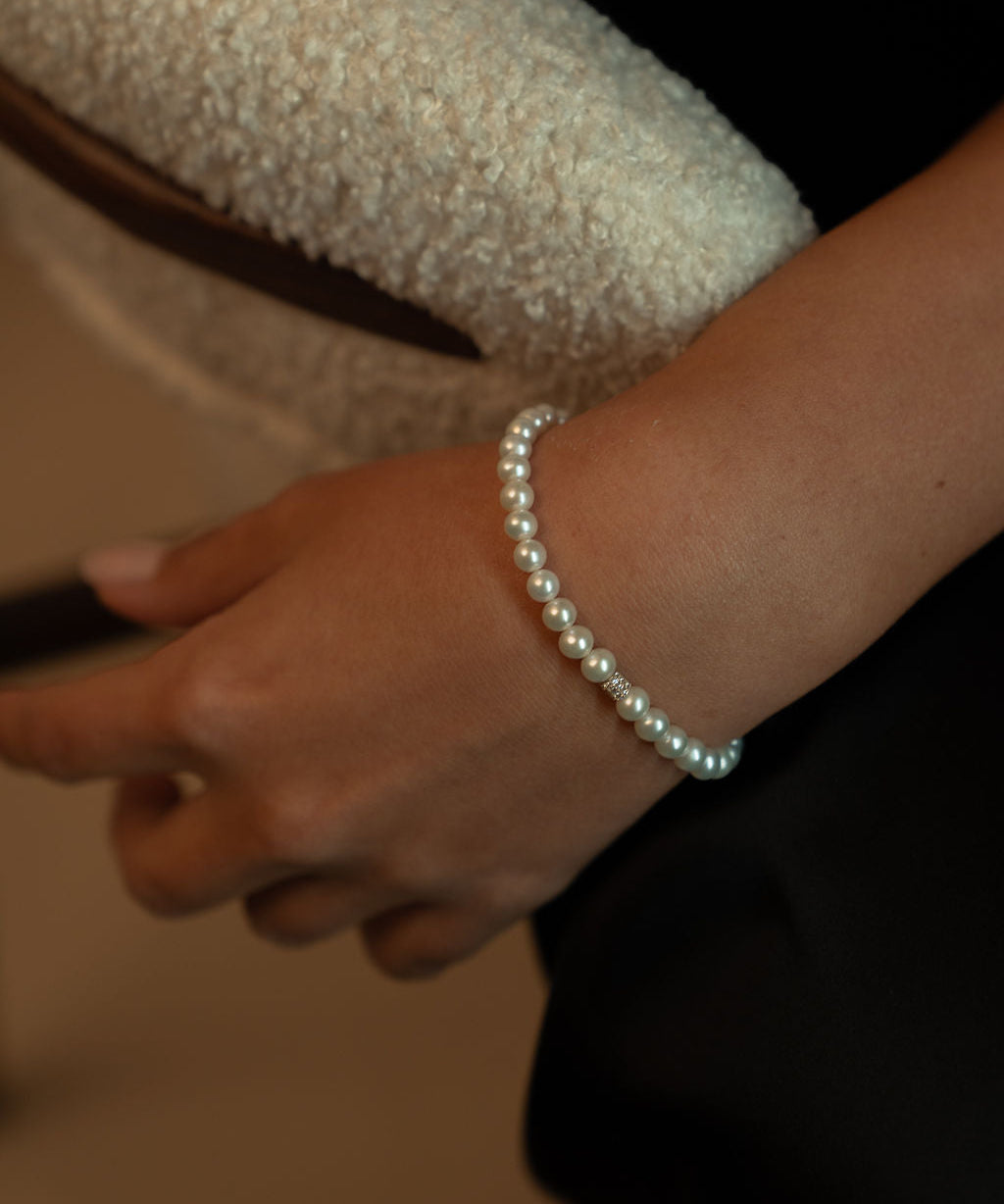 Brățară cu perle naturale de cultură albe, 5–5,5 mm, purtată
