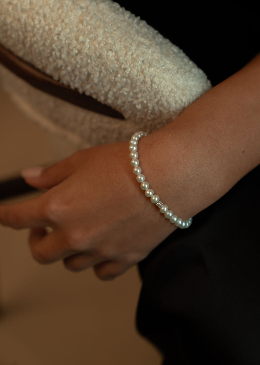 Brățară cu perle naturale de cultură albe, 5–5,5 mm, purtată