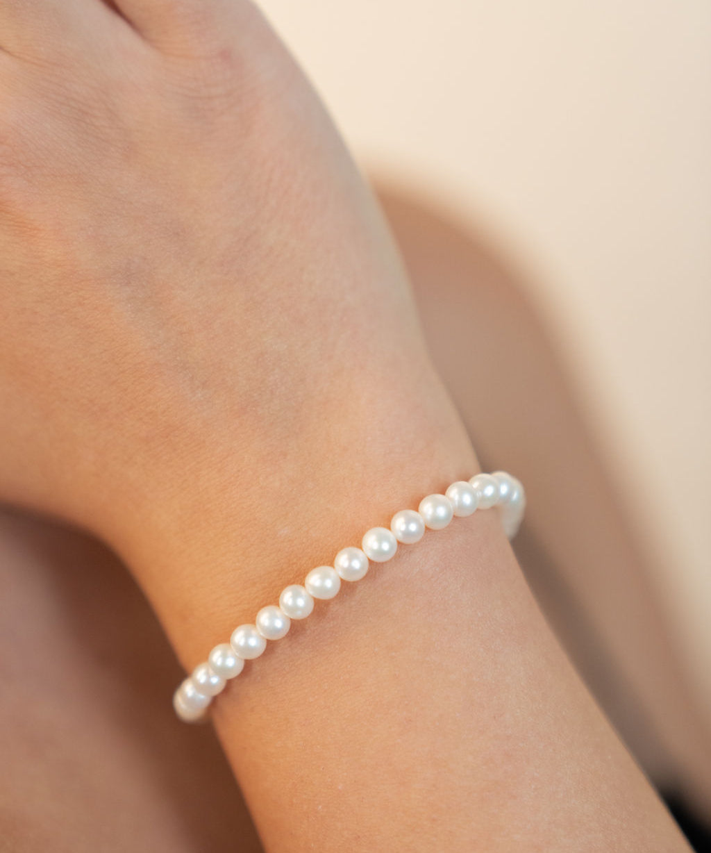 Brățară cu perle naturale de cultură albe, 5–5,5 mm, purtată pe încheietură