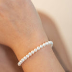 Brățară cu perle naturale de cultură albe, 5–5,5 mm, purtată pe încheietură
