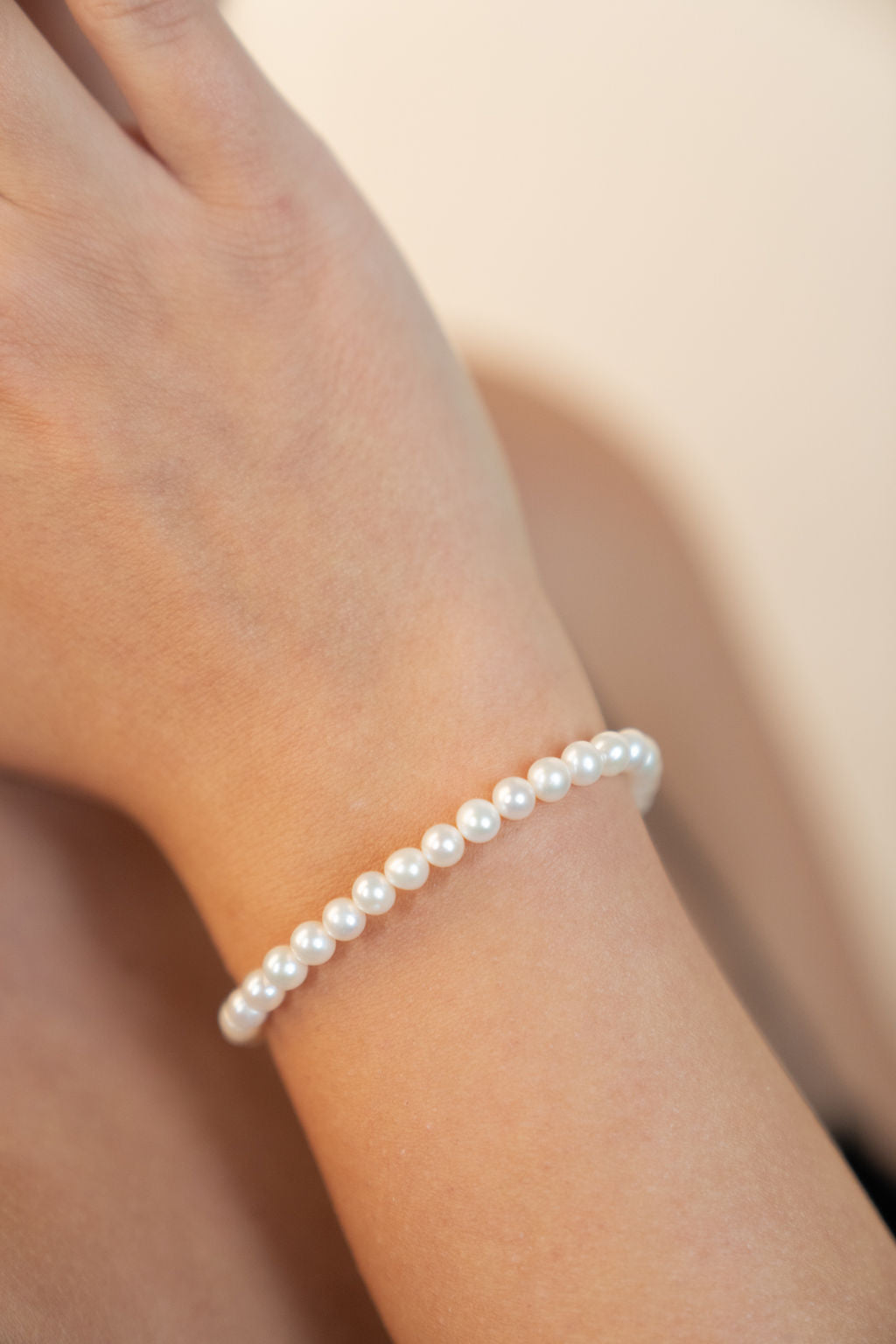 Brățară cu perle naturale de cultură albe, 5–5,5 mm, purtată pe încheietură