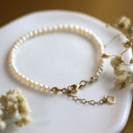 Brățară cu perle naturale de cultură albe și închizătoare din aur 14K galben