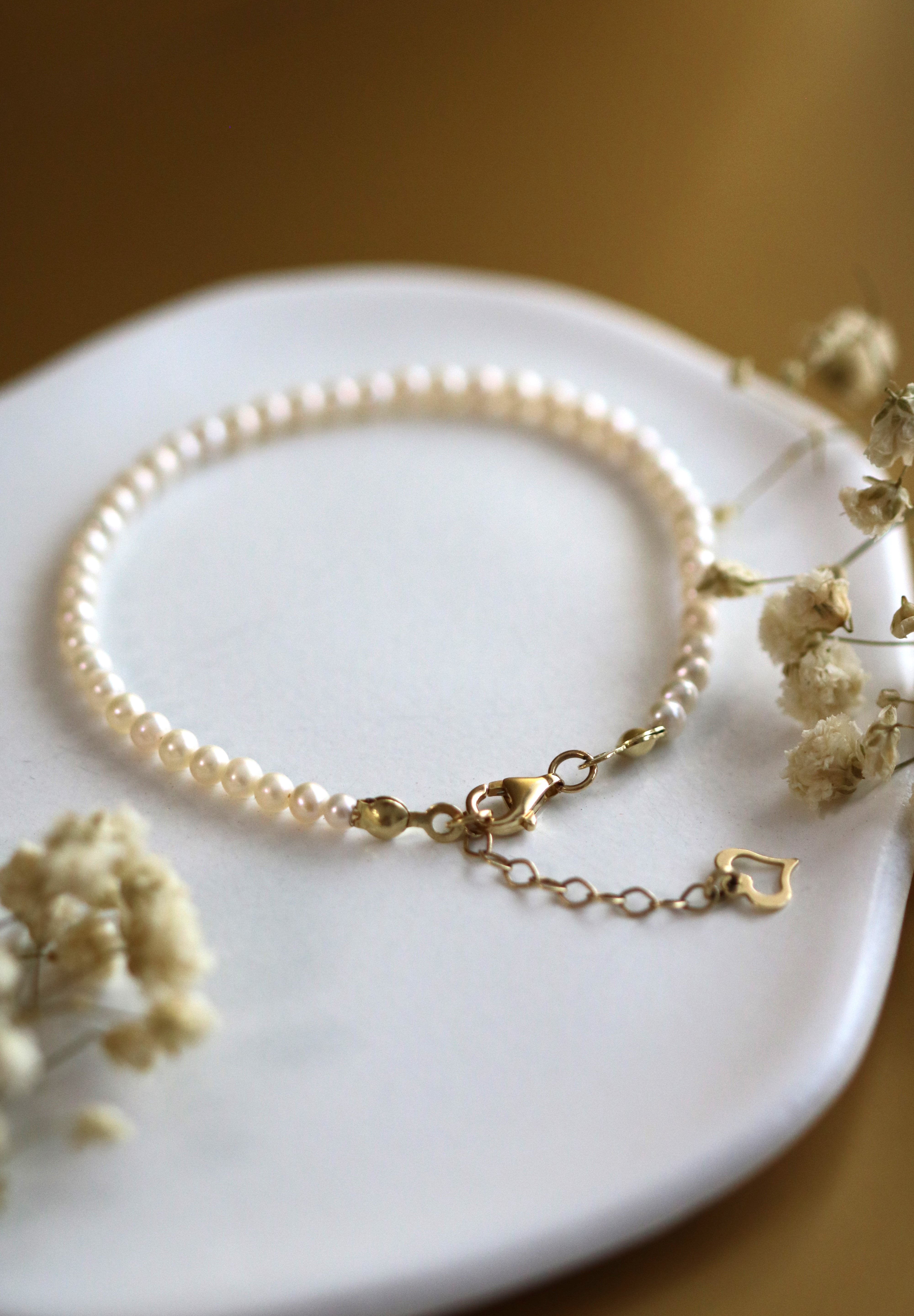 Brățară cu perle naturale de cultură albe și închizătoare din aur 14K galben