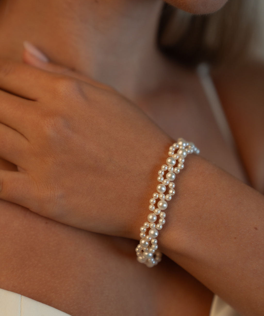 Brățară cu perle naturale de cultură albe din aur 14K galben, purtată