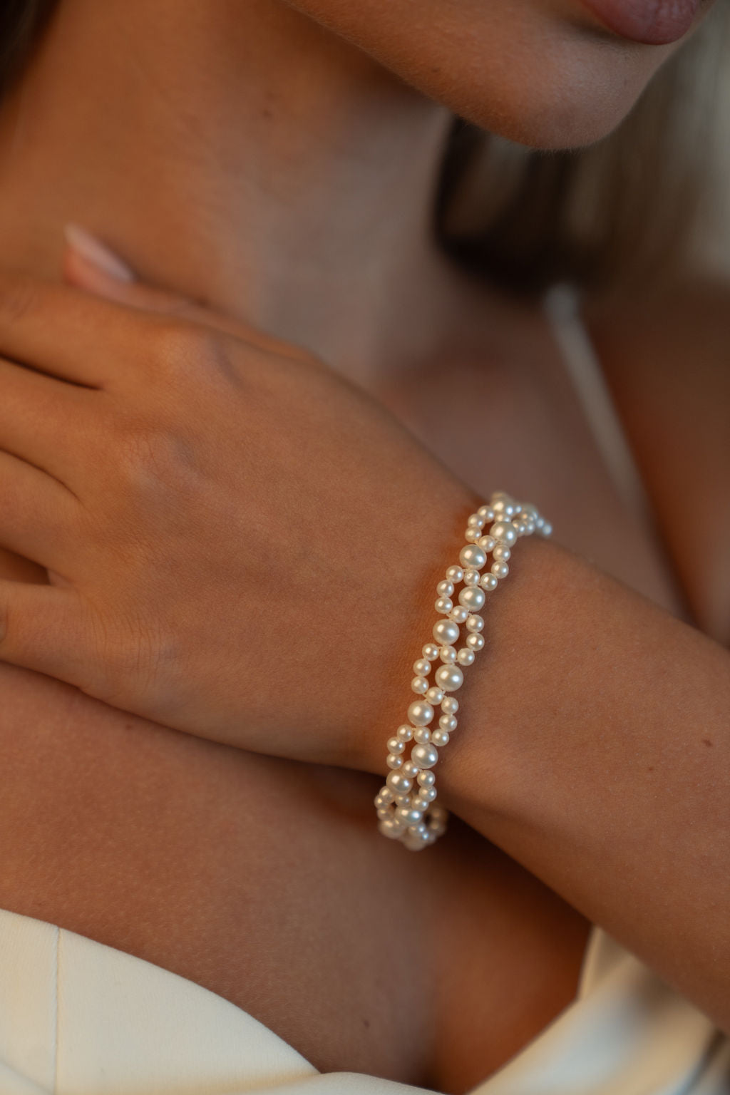 Brățară cu perle naturale de cultură albe din aur 14K galben, purtată