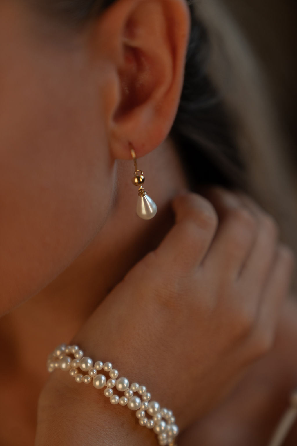 Brățară elegantă cu perle naturale de cultură albe, purtată