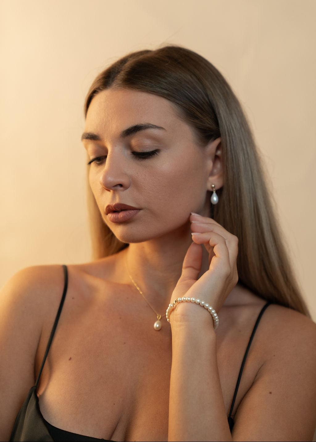 Brățară elegantă cu perle naturale de cultură albe, purtată