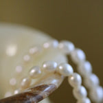Close-up brățară cu perle naturale de cultură albe, rice shape
