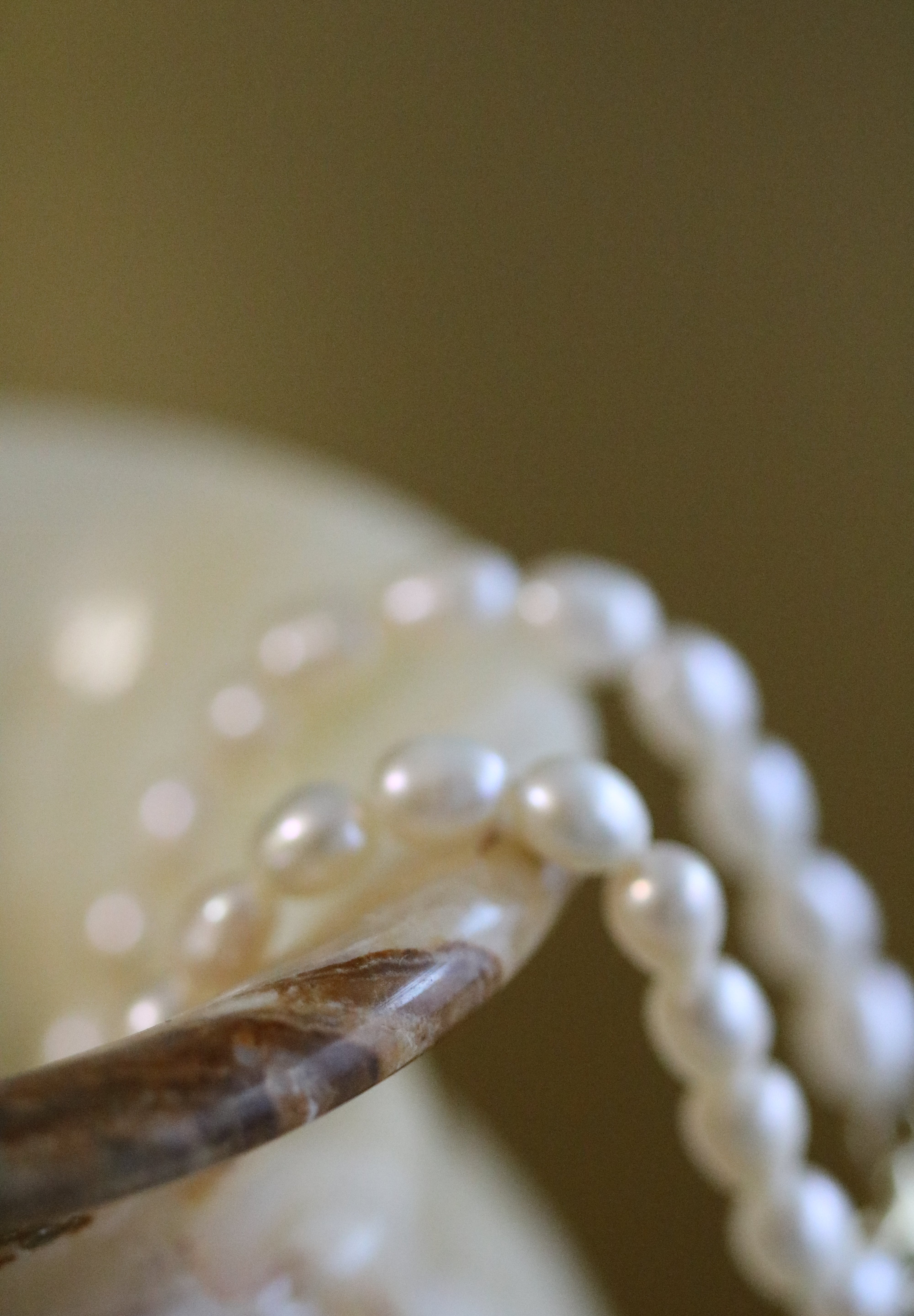 Close-up brățară cu perle naturale de cultură albe, rice shape