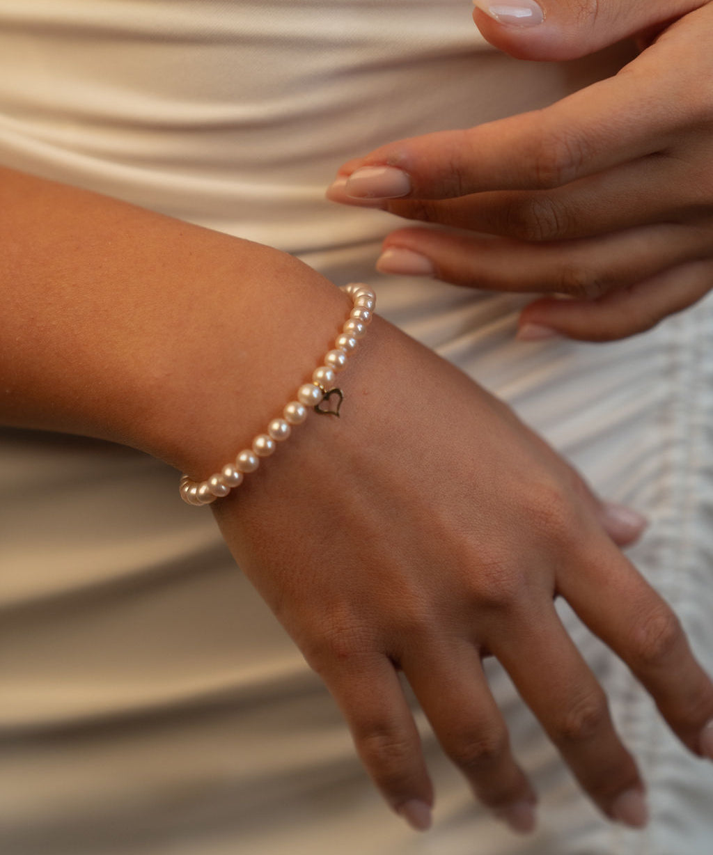 Brățară cu perle naturale de cultură roz, 5–5,5 mm, purtată pe încheietură