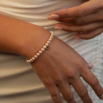 Brățară cu perle naturale de cultură roz, 5–5,5 mm, purtată pe încheietură