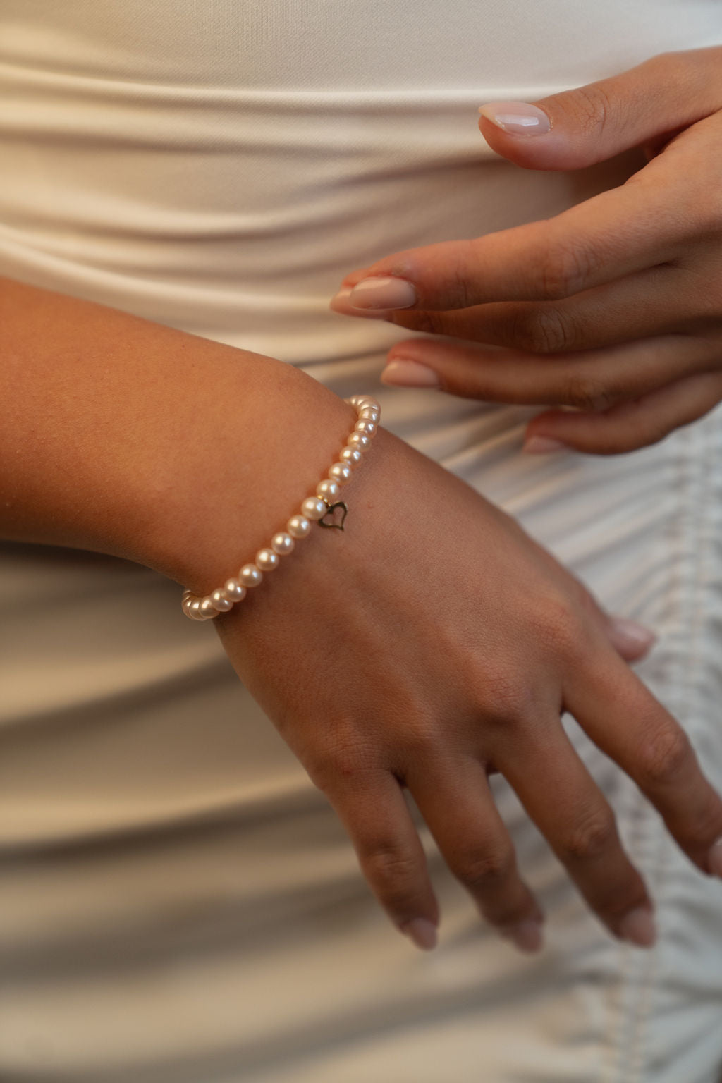 Brățară cu perle naturale de cultură roz, 5–5,5 mm, purtată pe încheietură