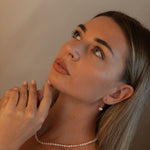 Cercei lungi eleganți cu perle naturale de cultură roz pe model