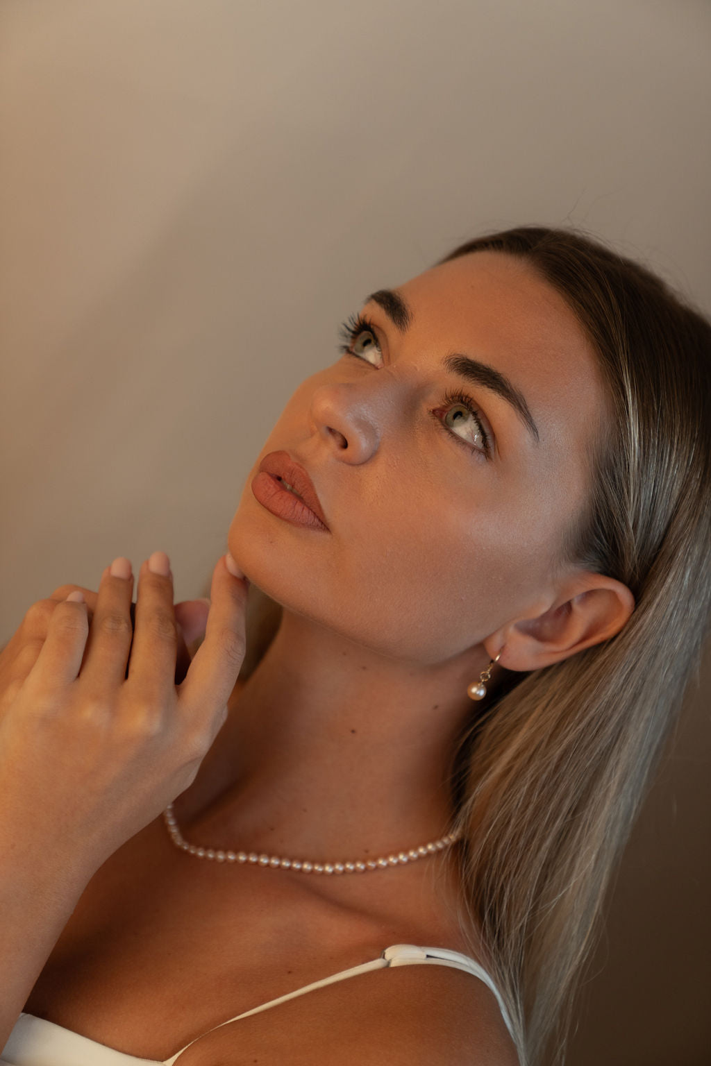 Cercei lungi eleganți cu perle naturale de cultură roz pe model