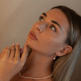 Cercei lungi eleganți cu perle naturale de cultură roz pe model